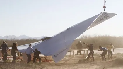 Cel mai mare avion de hârtie din lume şi-a luat zborul VIDEO