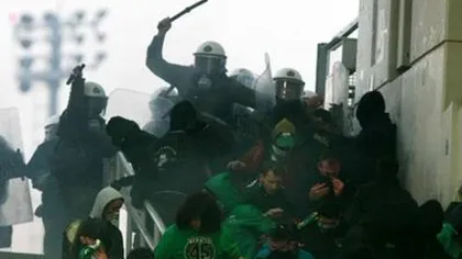 Război pe stadion. Meci întrerupt de violenţe extreme VIDEO