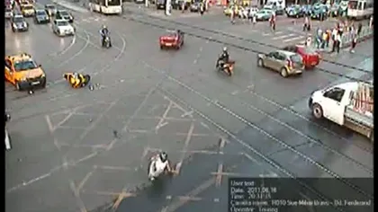 Imagini incredibile. Cum a scăpat un motociclist după ce s-a ciocnit violent de o maşină VIDEO
