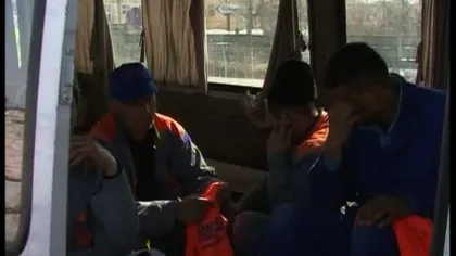 Prahova: Un şofer de microbuz transporta muncitori pe truse de scule în loc de scaune VIDEO