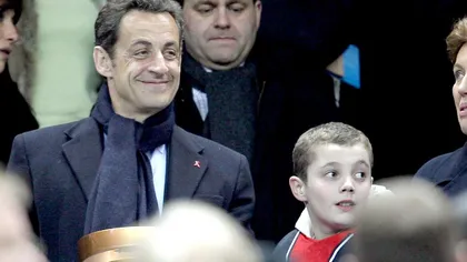 Fiul cel mic al lui Sarkozy se amuza cu prietenii la Elysee aruncând bile şi roşii într-o poliţistă