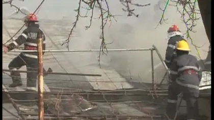Patru case au ars într-un incendiu devastator în Ploieşti VIDEO