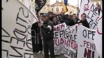 Târgu-Mureş: Sute de studenţi de la Medicină şi Farmacie protestează în faţa prefecturii
