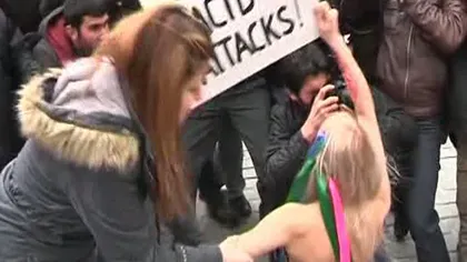 Protest de Ziua Femeii. Trei activiste ale grupului Femen au protestat nud în Turcia VIDEO
