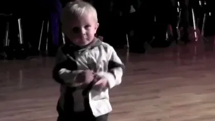 Senzaţie pe internet: Un puşti face spectacol la numai doi ani, dansând jive