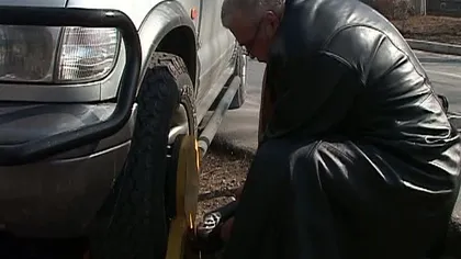 Un şofer care a parcat pe trotuar şi-a deblocat roţile cu flexul