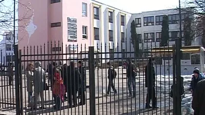 Un elev din Piteşti s-a înfipt într-o ţepuşă din gardul şcolii