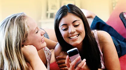 Facebook-ul şi SMS-urile, principalele canale de comunicare ale adolescenţilor