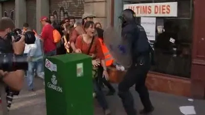 Spania o ia pe urmele Greciei: Confruntări între protestatari şi poliţie, la Barcelona VIDEO