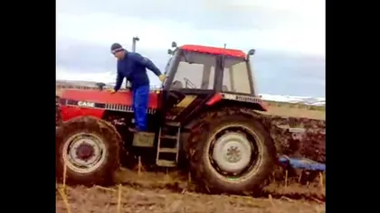 Omul-Păianjen e şofer pe tractor VIDEO