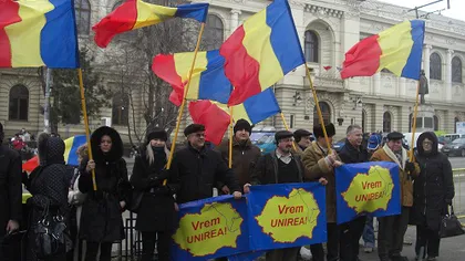 Susţinătorii şi opozanţii unirii Republicii Moldova cu România s-au îmbrâncit la Chişinău VIDEO