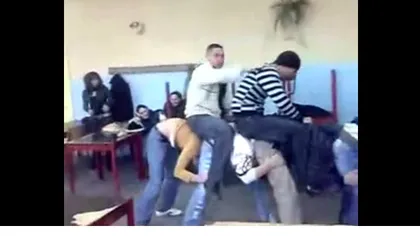 Zero respect pentru școală. Elevii români sunt manelişti, mănâncă în ore şi înjură profesorii VIDEO