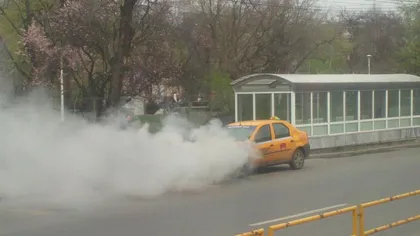 Taxi în flăcări pe strada Turda, din Capitală FOTO