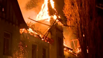 La spital din cauza unui accident în timp ce casele le ardeau în totalitate VIDEO