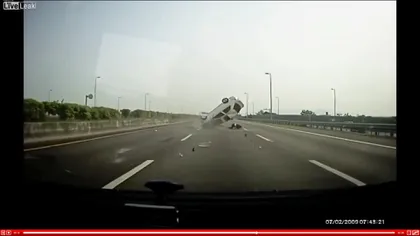 Imagini şocante. Două maşini au zburat prin aer într-un accident pe o autostradă VIDEO