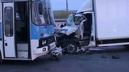 Şoferul unui camion a trecut pe roşu şi a lovit un autobuz cu muncitori VIDEO