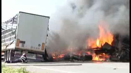 Explozie pe DN6: Două TIR-uri s-au ciocnit frontal. Un şofer a murit carbonizat VIDEO