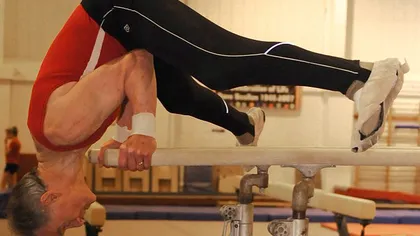 Gimnast la 82 de ani: Bătrânelul care face exerciţii la paralele FOTO