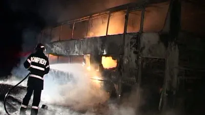 Un autocar cu 40 de persoane la bord a fost mistuit de flăcări în pasul Tihuţa VIDEO