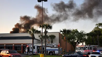 Un avion s-a prăbuşit şi a luat foc într-un supermarket din Florida VIDEO