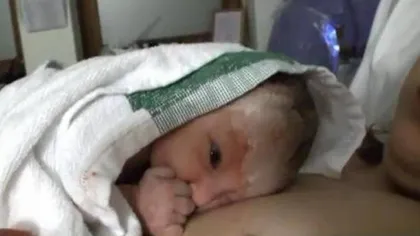 Incredibil. Un bebeluş de 15 minute îşi jigneşte tatăl VIDEO