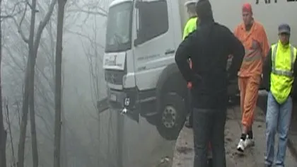 Un camion, la un pas să cadă în prăpastie pe DN1 VIDEO