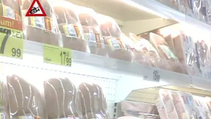 Carne stricată de Paşte pe rafturile a două hipermaketuri VIDEO CAMERA ASCUNSĂ