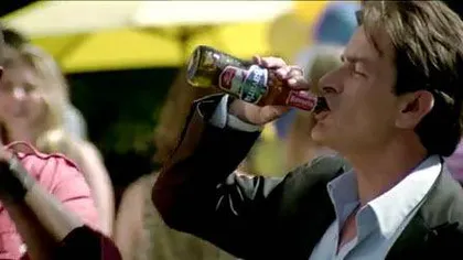 Charlie Sheen sărbătoreşte ieşirea de la dezintoxicare cu o bere VIDEO