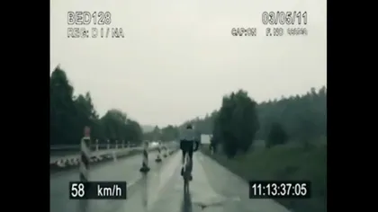 Ciclistul care nu se lasă prins de poliţie: A pedalat cu peste 100 km pe oră VIDEO