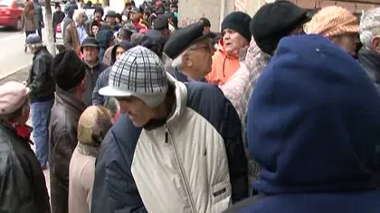 Pensionarii din Constanţa stau la coadă pentru ajutoarele de Paşte din partea Primăriei