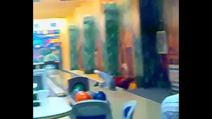Cum joacă un cocalar bowling VIDEO
