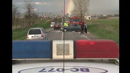 Vrăjită de curcubeu, o şoferiţă din Bacău s-a dat peste cap cu maşina VIDEO