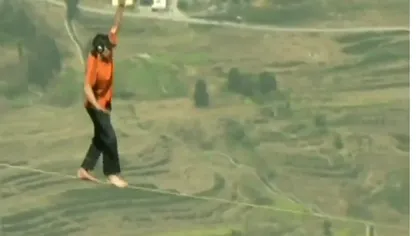 Un alpinist a reuşit imposibilul: A mers pe o frânghie deasupra unei prăpăstii gigantice VIDEO
