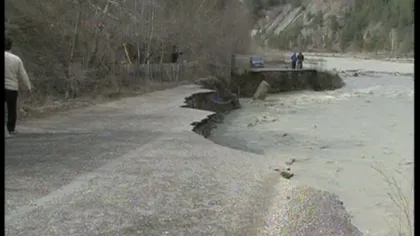 CJ Vrancea a început refacerea drumului distrus de apele râului Zăbala