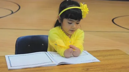 INCREDIBIL O fetiţă fără mâini a câştigat un concurs de caligrafie VIDEO