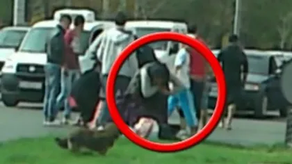 O femeie lovită de maşină pe trecerea de pietoni a fost jefuită cu nesimţire de mai mulţi romi VIDEO