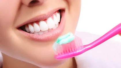 Cinci greşeli care îţi strică dinţii