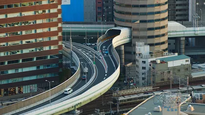 Japonezii au construit o autostradă suspendată care trece printr-un bloc VIDEO