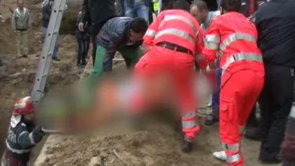 Un muncitor a murit după ce a fost prins sub un mal de pământ VIDEO