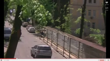 Ce a păţit un şofer care a dat cu maşina peste o gură de canal VIDEO