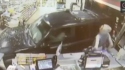 ACCIDENT SPECTACULOS Şoferul unui SUV intră cu maşina într-un supermarket VIDEO