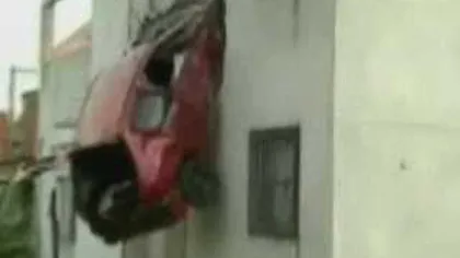 A intrat cu maşina în etajul al doilea al unei case VIDEO
