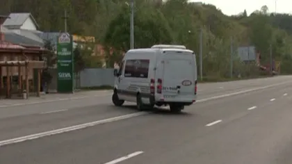 Pericol pe şosele: Un şofer de microbuz cu pasageri întoarce pe linia dublă continuă VIDEO