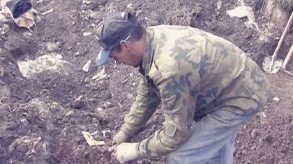 Foştii mineri sapă după fier vechi ca să trăiască VIDEO