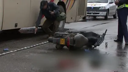 Un mopedist, în comă după ce a intrat într-un autobuz VIDEO