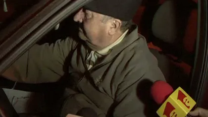 Pensionarul chefliu. Ascultă muzică şi bea bere în maşina avariată de furtună VIDEO