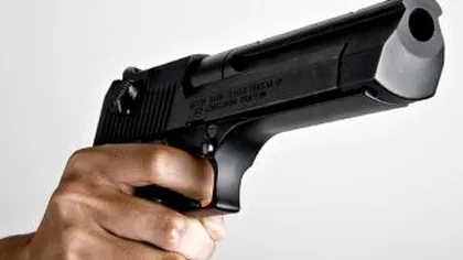 EDUCAŢIE CU PISTOLUL: Un profesor a ameninţat 12 elevi cu arma