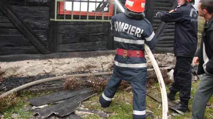 Bistriţa: Trei case de vacanţă din comuna Romuli, cuprinse de incendiu