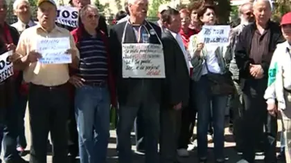 Protest la Parlament. Oamenii au cerut alt Guvern şi au contestat măsurile lui Ungureanu VIDEO