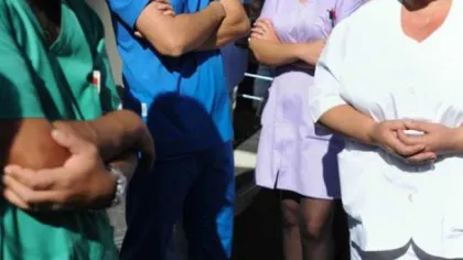 Aproximativ 200 de angajaţi ai Spitalului Judeţean Călăraşi protestează faţă de tăierea unor sporuri